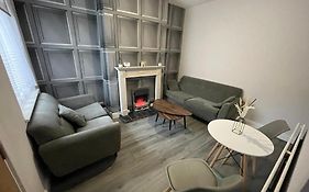 Lovely 4 Bedroom Victorian House With Back Courtyard